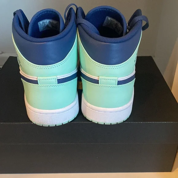 Men’s Air Jordan 1’s Mid- Size 10.5- Great Condition! - Picture 4 of 5